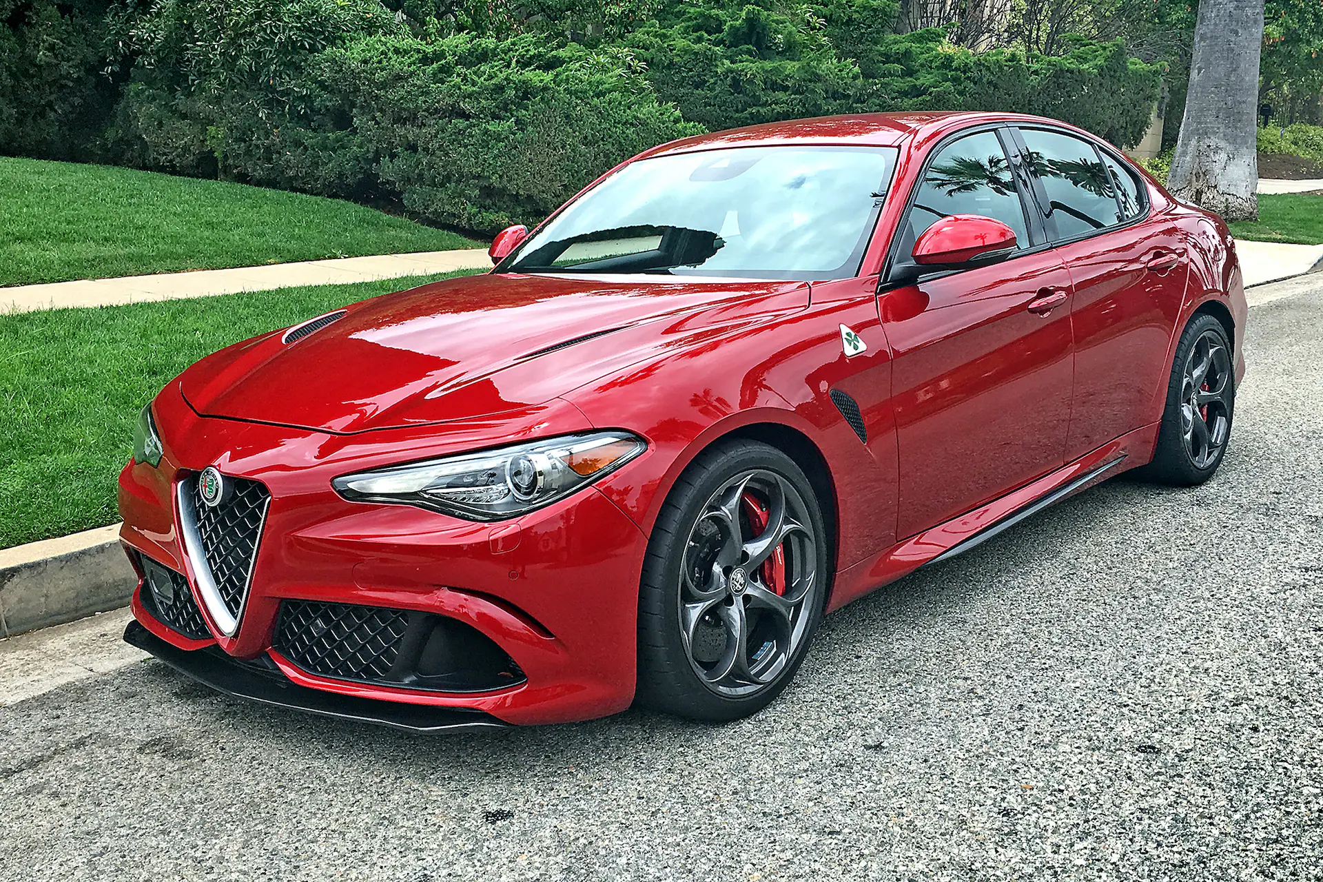 What type of gas does the 2017 Alfa Romeo Giulia take?